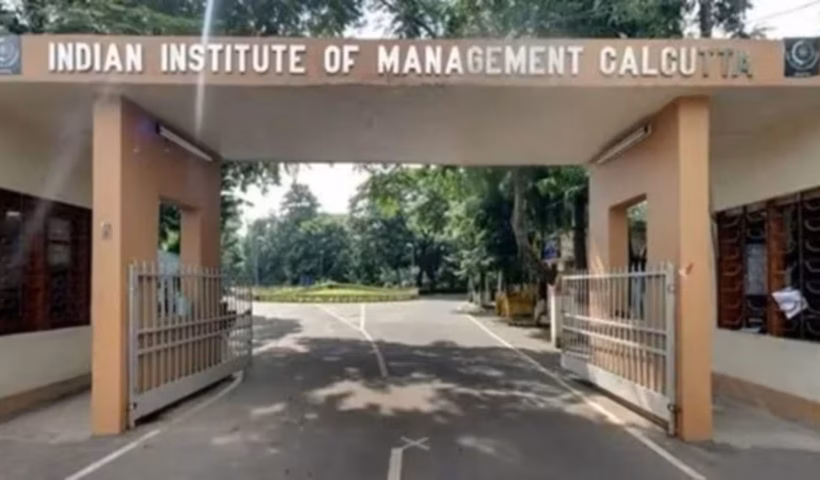 IIM-कलकत्ता रेप केस में आरोपी छात्र को मिली जमानत – कोर्ट परिसर के बाहर की तस्वीर या न्यायिक प्रतीक को दर्शाने वाला चित्र।