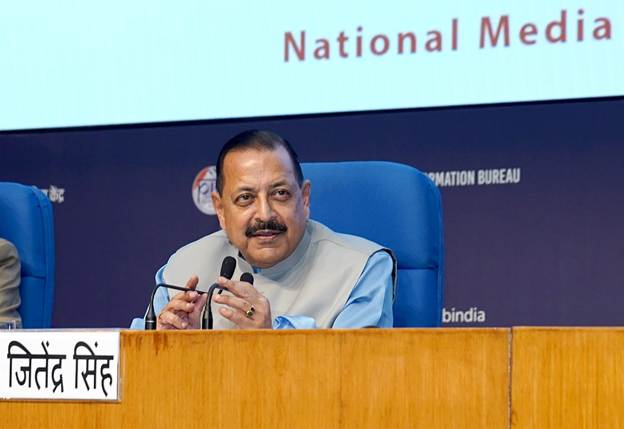 केंद्रीय मंत्री डॉ. जितेंद्र सिंह महिलाओं द्वारा संचालित स्टार्टअप्स की उपलब्धियों पर प्रकाश डालते हुए।